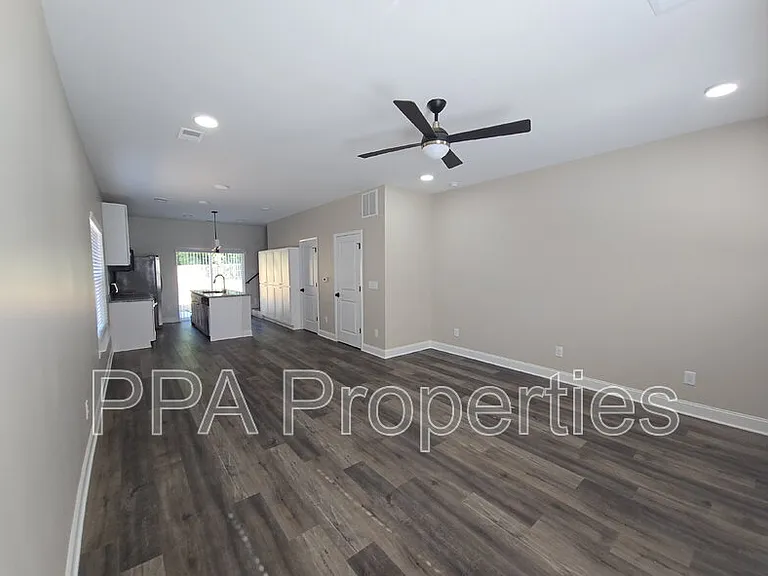 402 Giles St #B — Photo 16