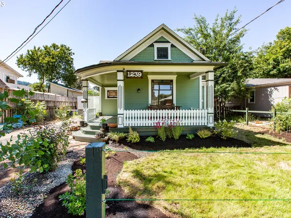 1239 Adams Ave, Cottage Grove, OR 97424