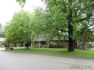 4805 Chateau Dr, Godfrey, IL