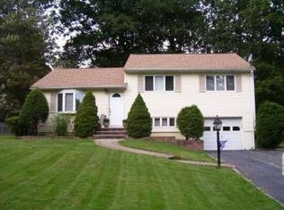 1 Countrywood Dr, Morris Plains, NJ 07950