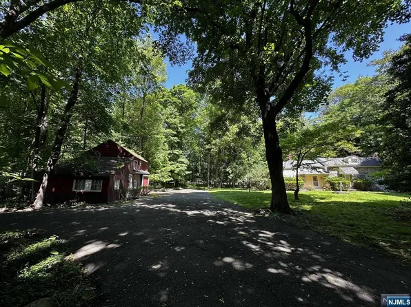 211 Mabelann Ave, Franklin Lakes, NJ 07417