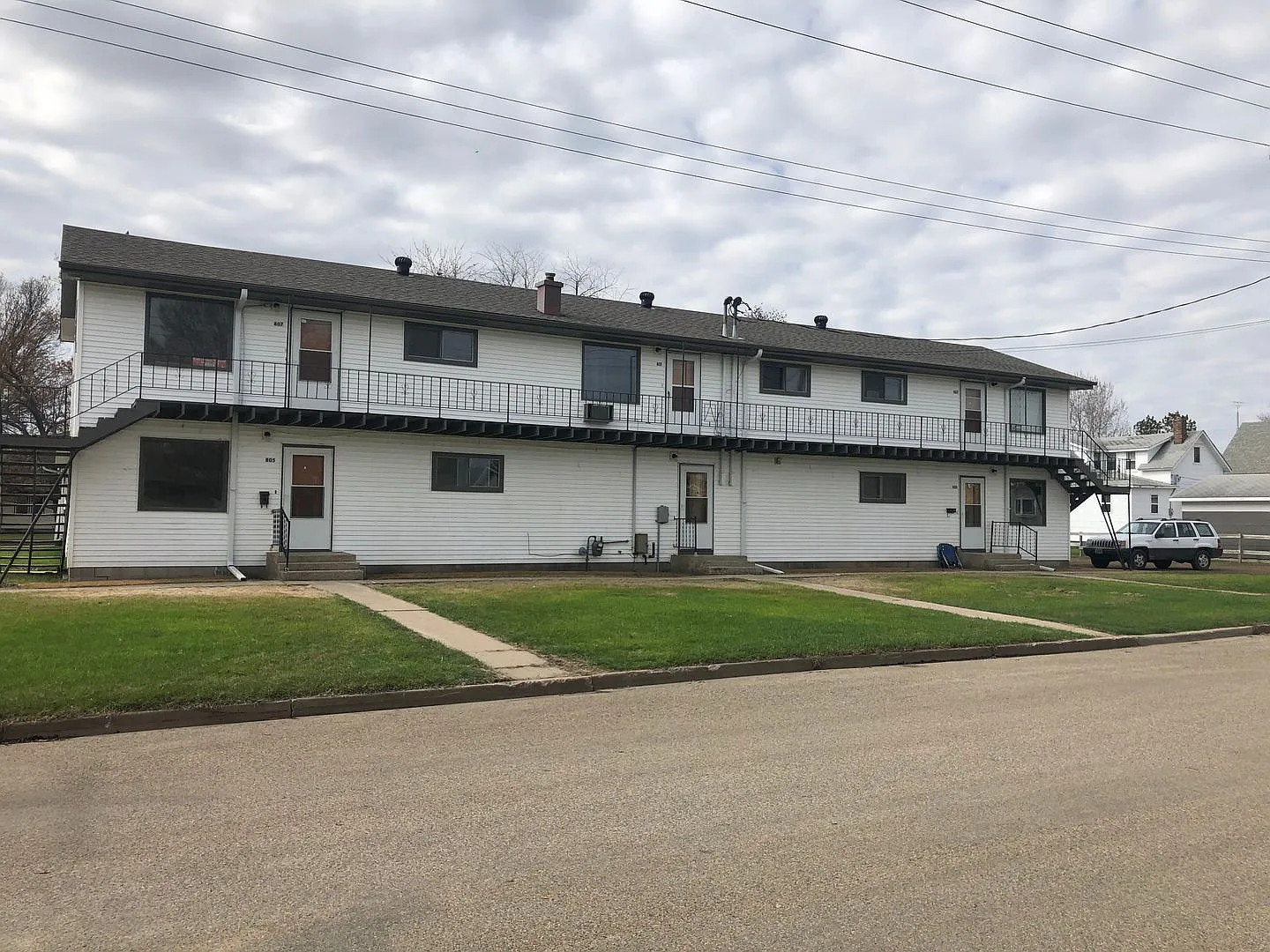 815 Colony Apts — Photo 2
