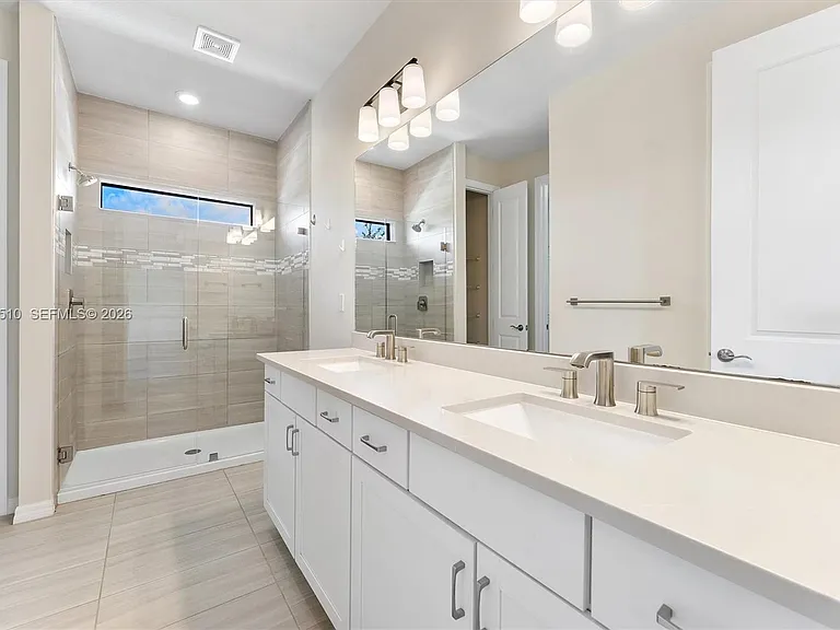 2485 Primrose Pl — Photo 32