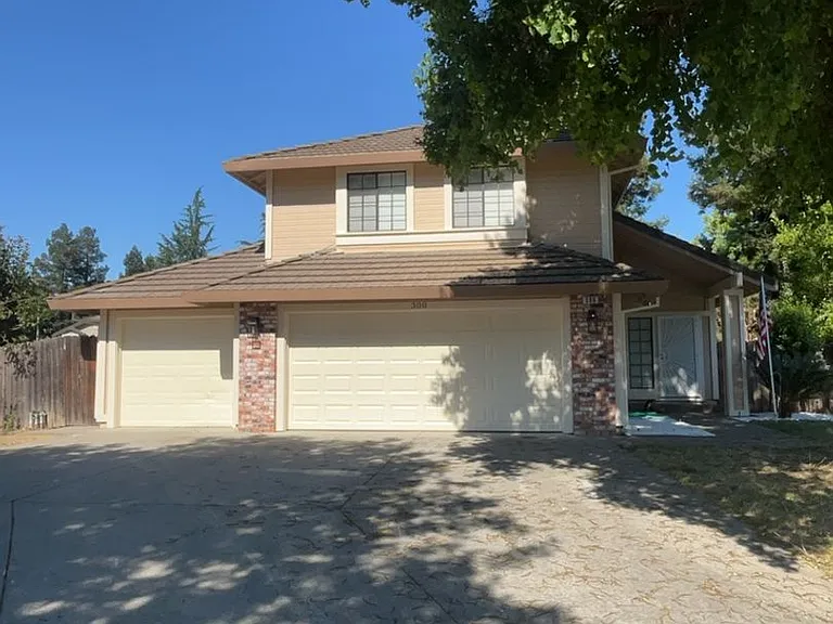 300 Grove Ct — Photo 1