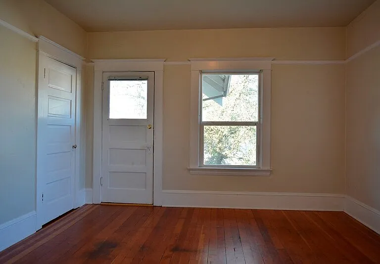 3956 N Albina Ave — Photo 2