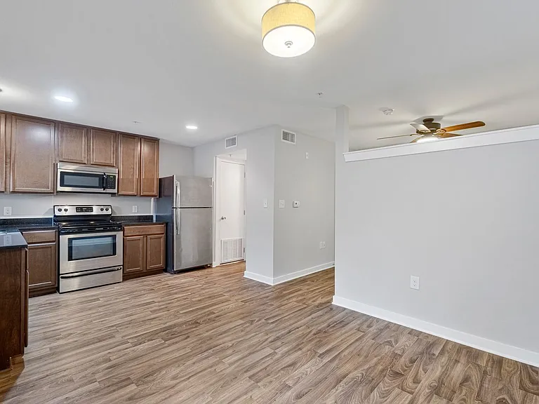 924 E 51st St #101 — Photo 14