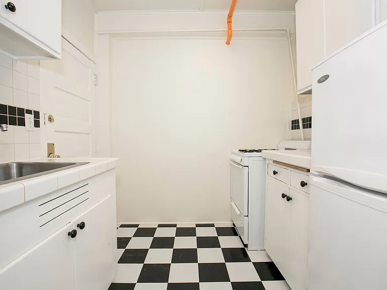 Blaine Apartments — Photo 2