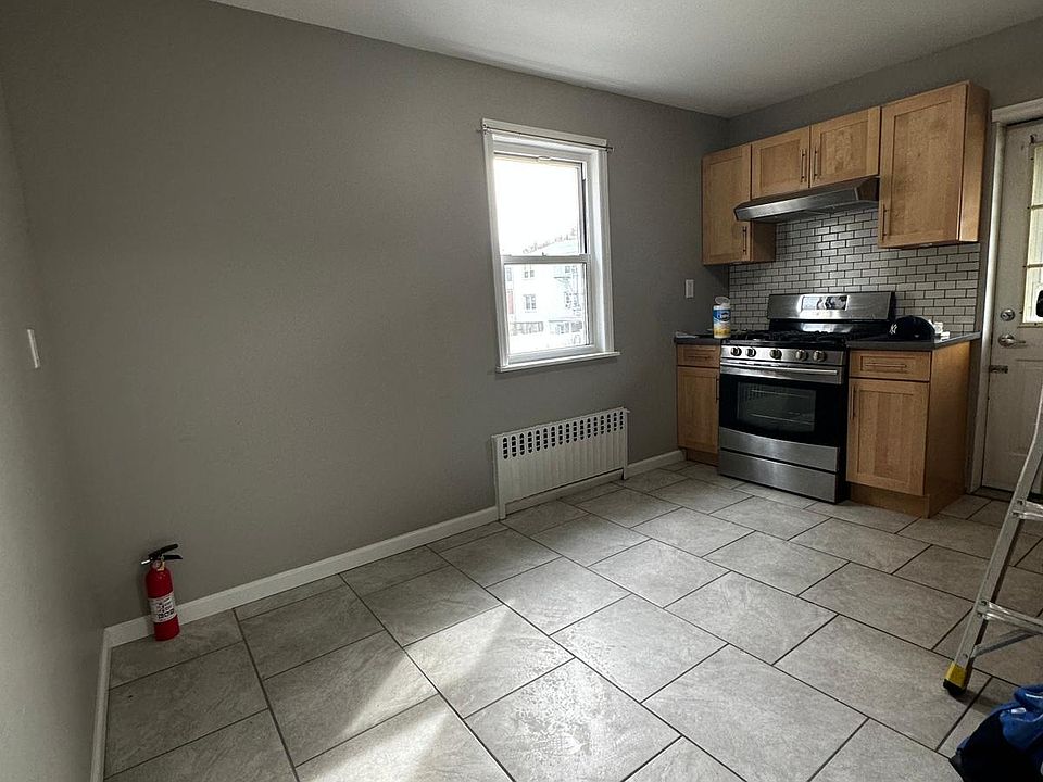 1st image of 198 Harrison Ave #2