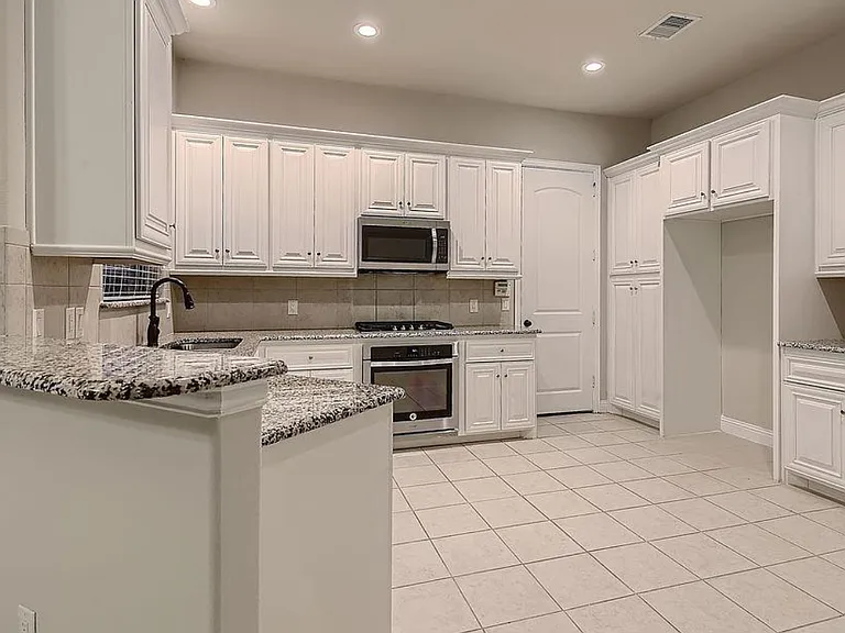 4113 Broadway Ave — Photo 5