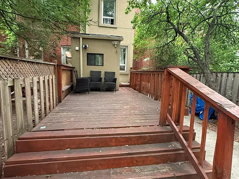 6 Ray Ave — Photo 2
