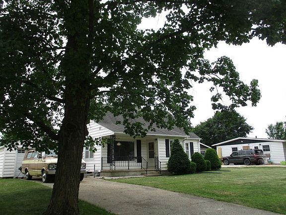 3rd image of 208 Jahnke Ave