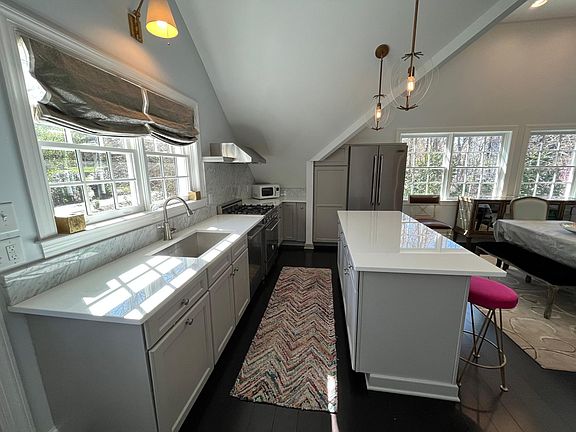 5th image of 300 Glandon Dr APT 1