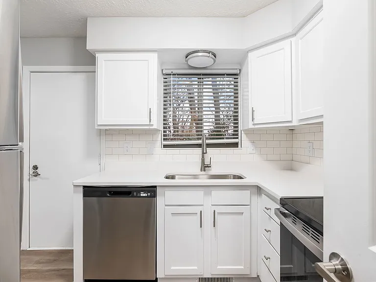 3085-3194 Griggsview Court — Photo 16