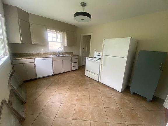 3rd image of 1401 Southgate Rd