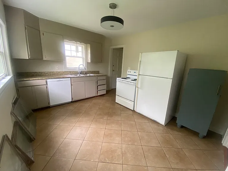 1401 Southgate Rd — Photo 3