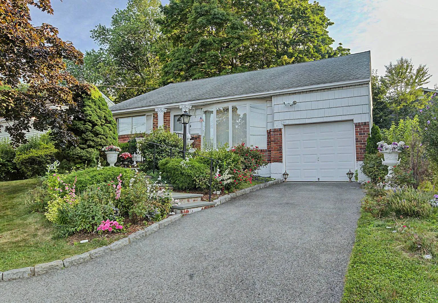 3 bed, 1.0 bath, 2000 sqft, $5,000 — Photo 1