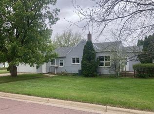 61 10th St, Windom, MN 56101