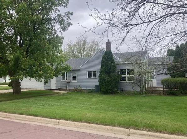 61 10th St, Windom, MN 56101