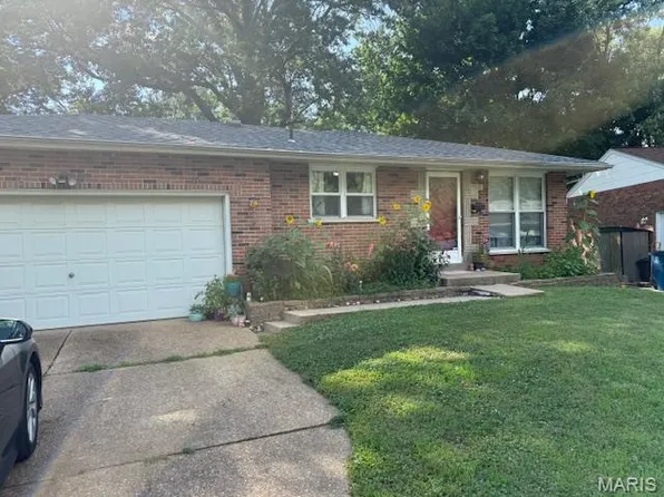 8327 Lonkar Dr, Saint Louis, MO 63123