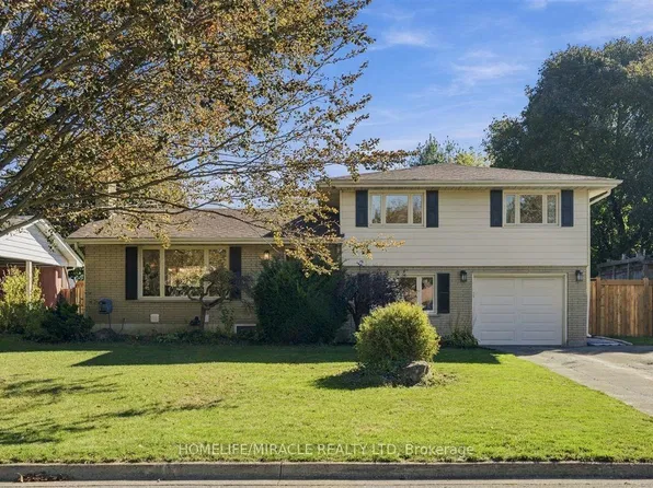 15 Meadow Rd, Brantford, ON N3R 3K9
