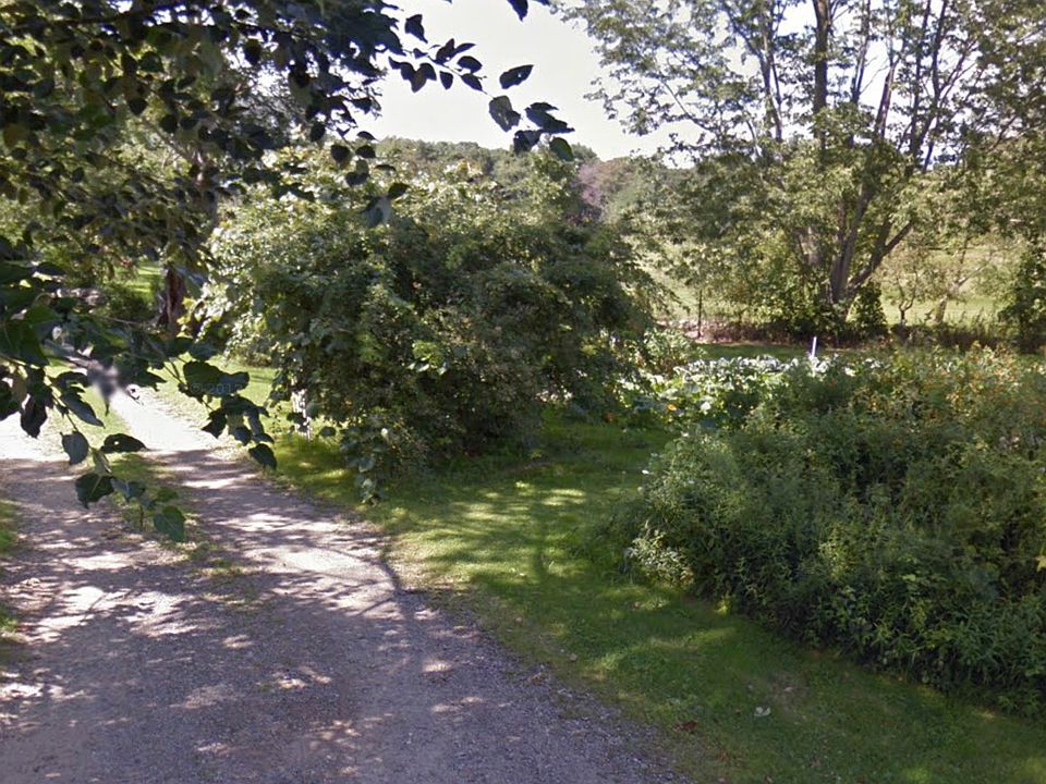 2nd image of 7 Clover Leaf Farm Rd