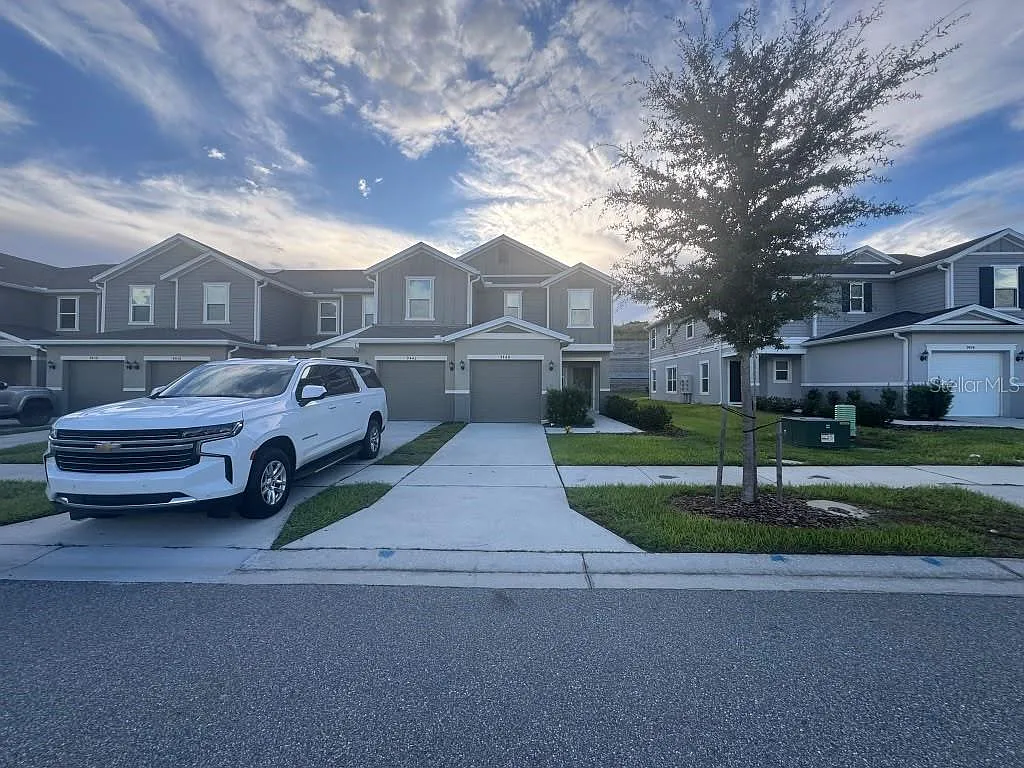 3 bed, 2.5 bath, 1687 sqft, $2,300 — Photo 3