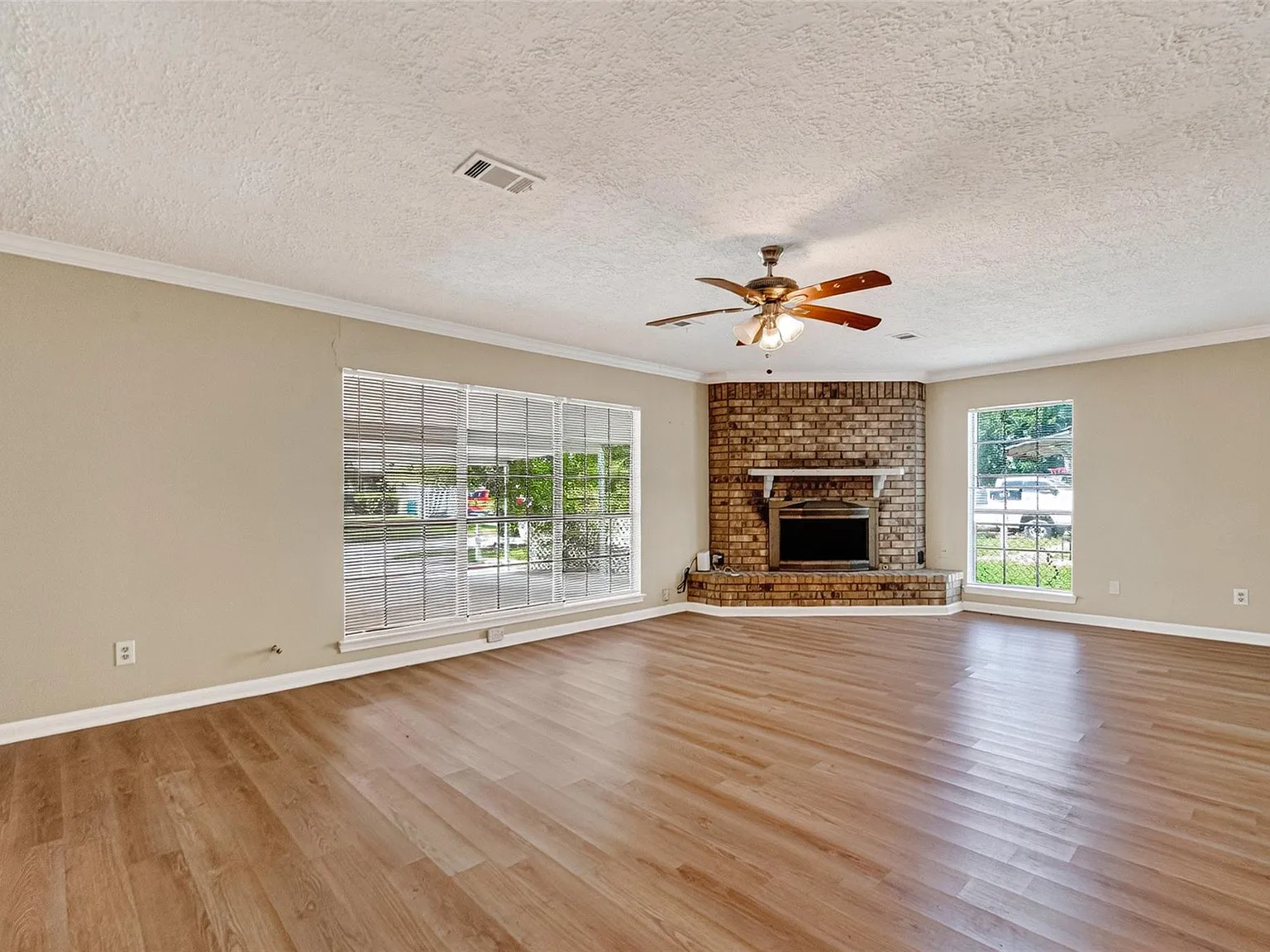 3 bed, 2.0 bath, 1786 sqft, $1,900 — Photo 3