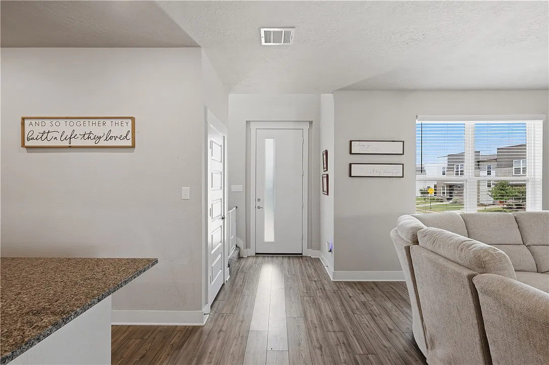 3 bed, 1617 sqft, $2,000 — Photo 3
