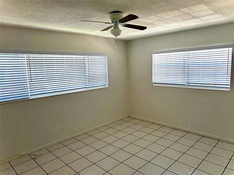 3220 NE 10th St #17 — Photo 3