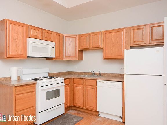 3rd image of 1009 N Sacramento Ave