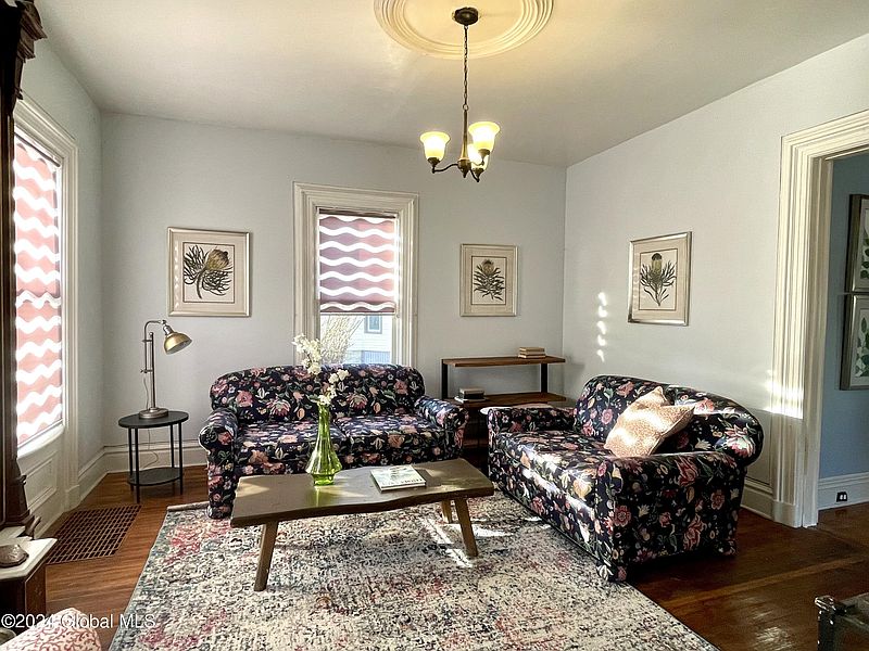 4th image of 19 Montgomery Street