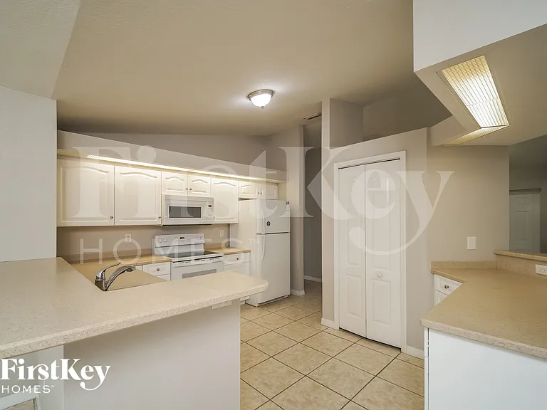 2100 SW 12th Ter — Photo 8