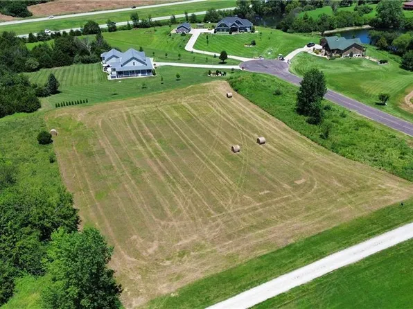 2448 SW Meadow Lake Dr, Ottawa, KS 66067