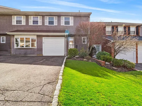 103 Woodlake Dr Drive #103, Woodbury, NY 11797