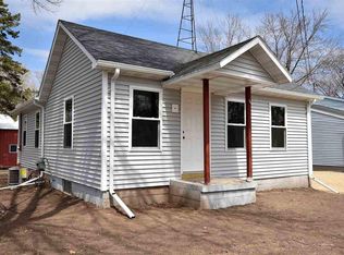 559 Michigan St, Omro, WI 54963
