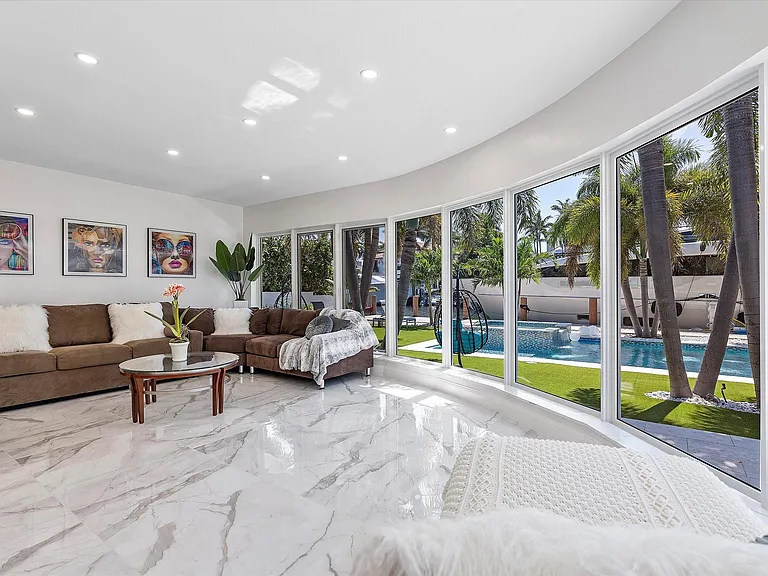 207 Royal Palm Dr — Photo 32