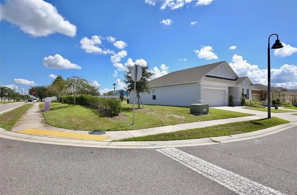 3 bed, 2.0 bath, 1616 sqft, $2,290 — Photo 4