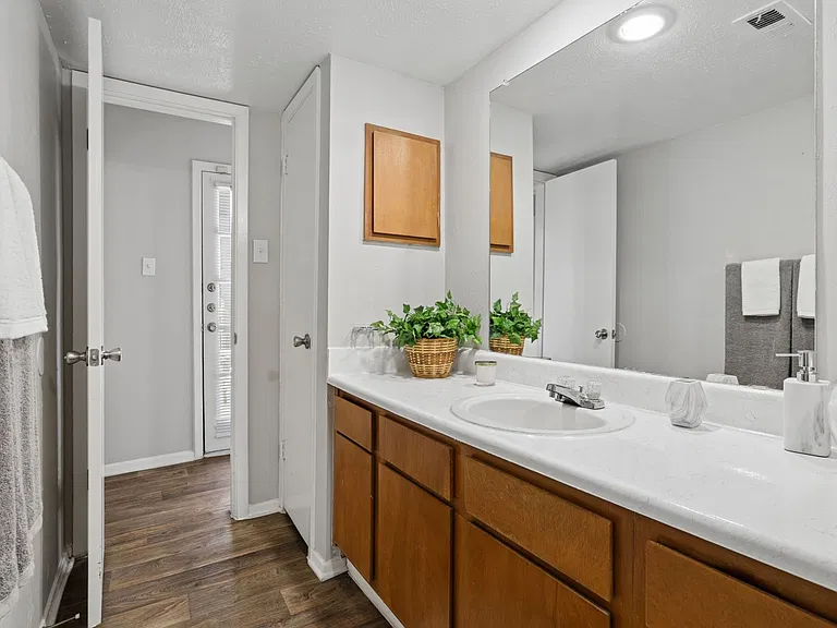 The Summit Apartments — Photo 9