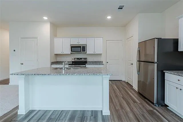 3 bed, 2.5 bath, 1988 sqft, $2,100 — Photo 4