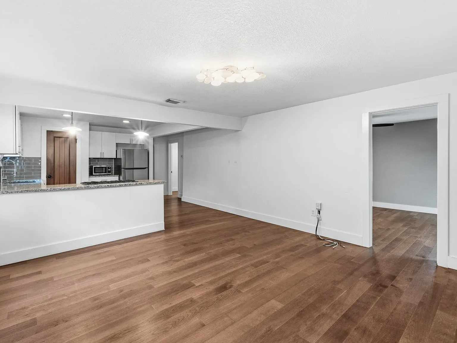 3 bed, 2.0 bath, 1321 sqft, $2,600 — Photo 4