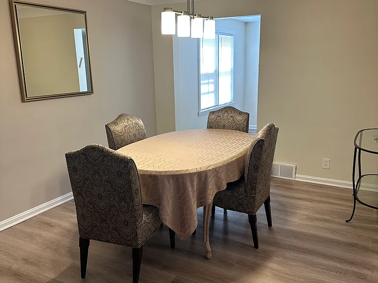 Dining Room Table Can Seat Up To 10