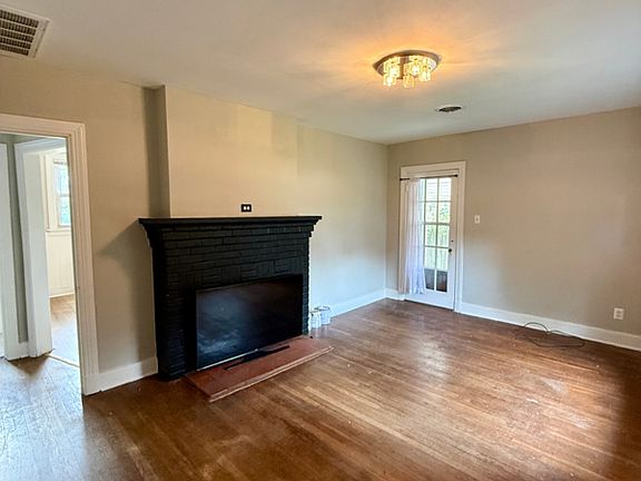 4th image of 2125 Clarke St
