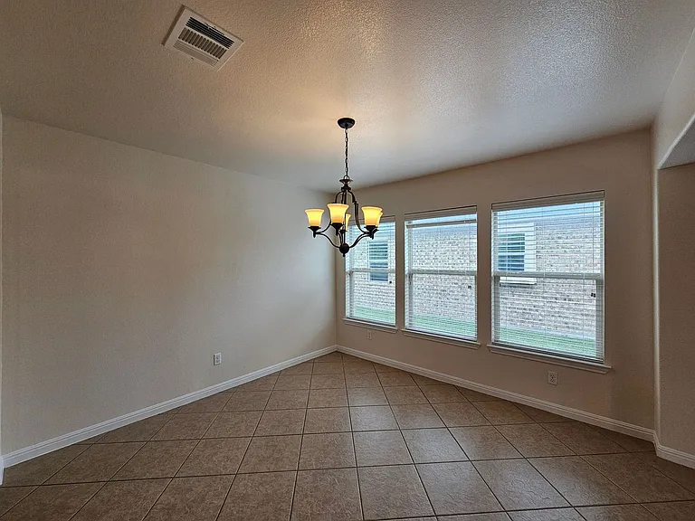 304 W Libra Dr — Photo 5