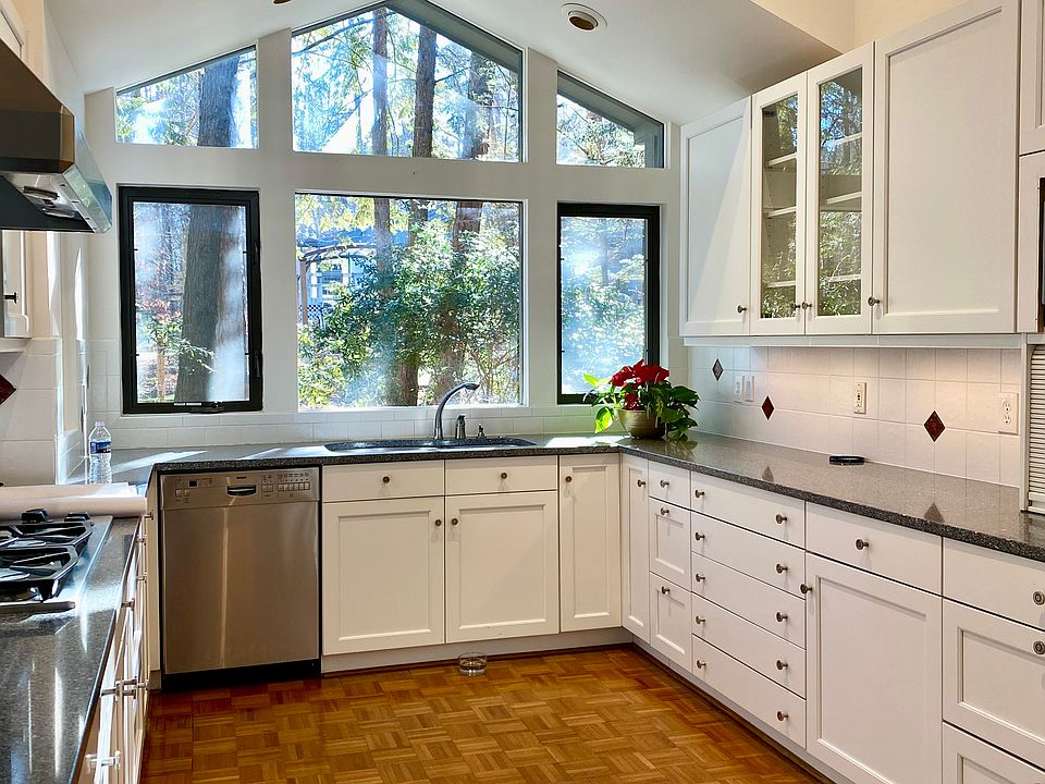 Lots of cabinets for the cook!