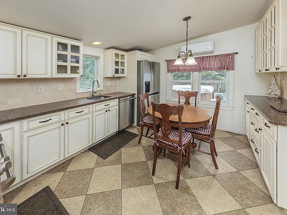 3rd image of 416 Raritan Ave