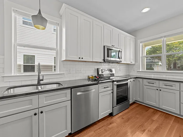 536 E Lenoir St — Photo 7
