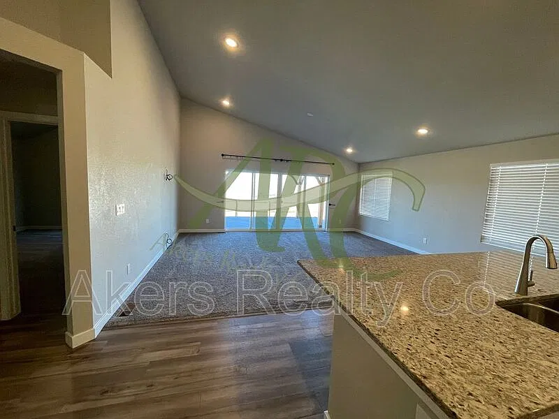 3 bed, 2.0 bath, 1620 sqft, $2,295 — Photo 4