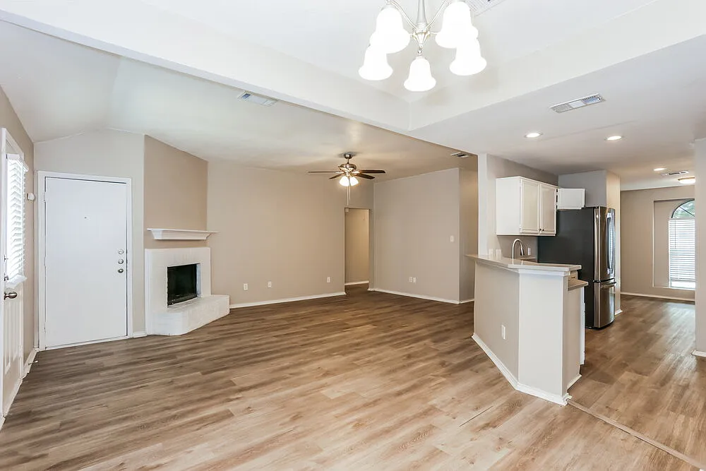 3 bed, 2.0 bath, 1360 sqft, $1,965 — Photo 4