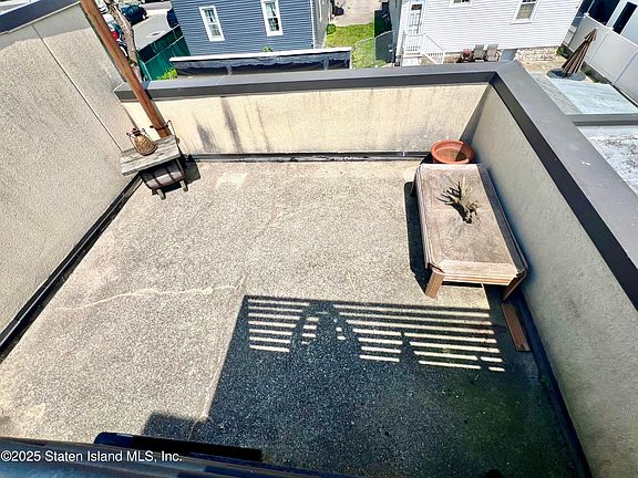 4th image of 17 Maplewood Pl Floor 2