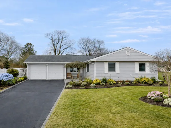 18 Strathmore Village Dr, South Setauket, NY 11720